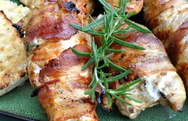 Viral Recipe: Grilled Chicken with Rosemary and Bacon That Took Over TikTok